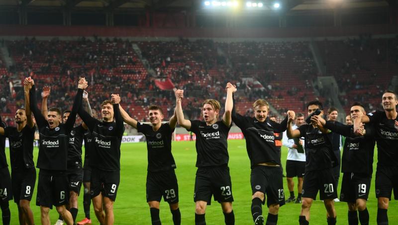 Die Frankfurter feiern den Sieg gegen Olympiakos Piräus.