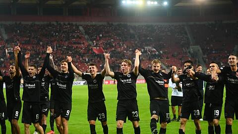 Die Frankfurter feiern den Sieg gegen Olympiakos Piräus.