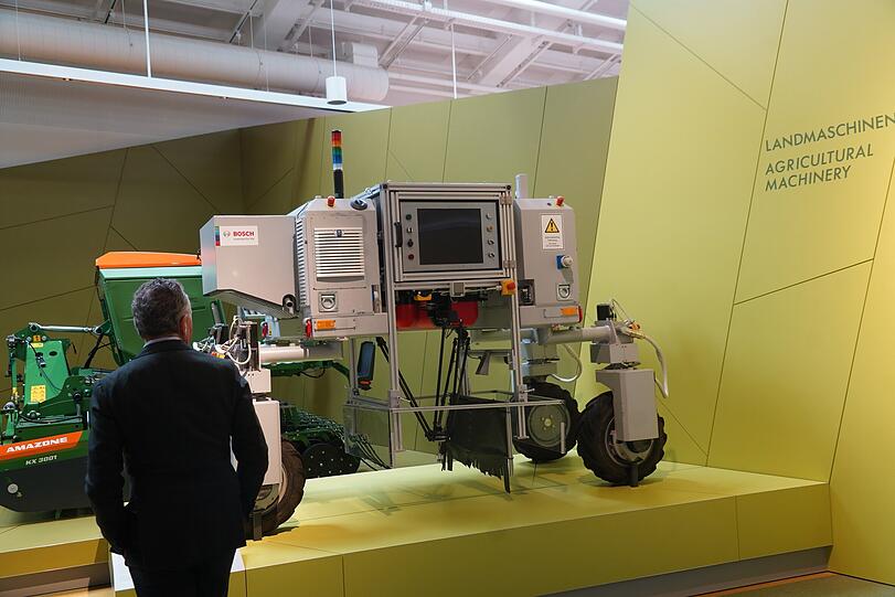 In der Ausstellung sind auch moderne Maschinen zu sehen, die in der Landwirtschaft eingesetzt werden.