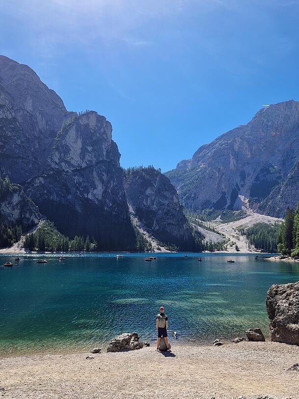 Allein mit dem See? Ist man am Pragser Wildsee immer noch höchst selten. Aber ein freier Blick ist immer drin. Allein mit dem See? Ist man am Pragser Wildsee immer noch höchst selten. Aber ein freier Blick ist immer drin.