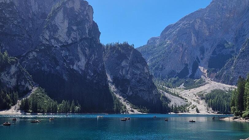 Allein mit dem See? Ist man am Pragser Wildsee immer noch höchst selten. Aber ein freier Blick ist immer drin. Allein mit dem See? Ist man am Pragser Wildsee immer noch höchst selten. Aber ein freier Blick ist immer drin.