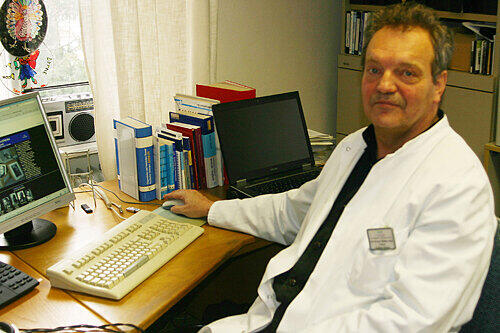 Professor Matthias Dose leitet die Forensik-Abteilung des Bezirkskrankenhauses Taufkirchen/Vils. Doris F. ist seine Patientin.