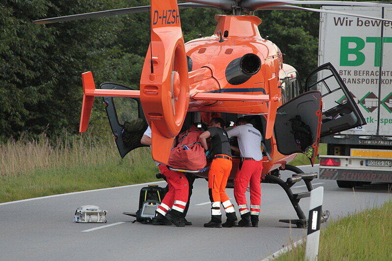 Bei dem Unfall wurde das Vorderrad des Motorrads einfach abgerissen: Bei Taufkirchen sind vier Menschen schwer verletzt worden. Die Bilder