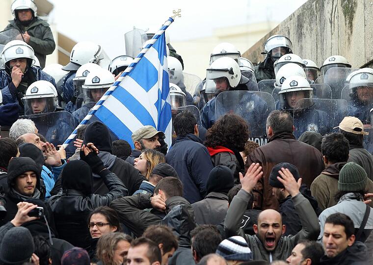 Am Rande einer Demonstration von rund 10 000
Menschen gegen das harte Sparprogramm der griechischen Regierung ist
es am Dienstag in Athen zu kleineren Zwischenfällen gekommen.