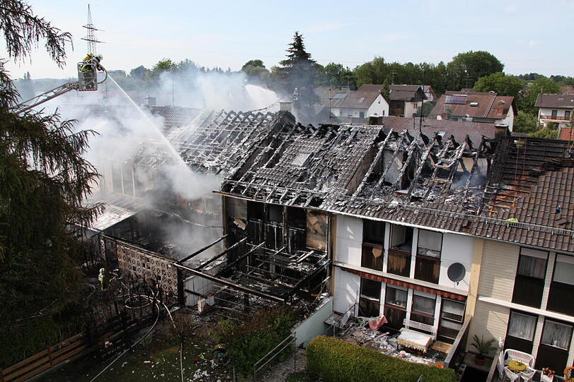 Rauchschwaden in Eiselfing: Ein Wohnhaus steht in Flammen.