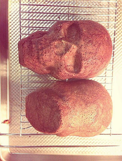 2013 war Miley eindeutig im Halloween-Fieber. Auf Twitter postete sie einen Kuchen in Totenkopf-Form.