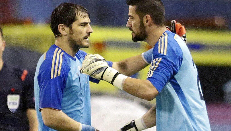 Kiko Casilla (rechts) ersetzt Iker Casillas im Testspiel Spanien gegen Deutschland am 18. November 2014. Kiko Casilla (rechts) ersetzt Iker Casillas im Testspiel Spanien gegen Deutschland am 18. November 2014.