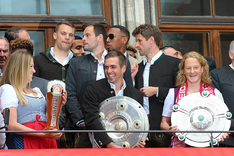 Am Sonntag feierte der FC Bayern (Männer wie Frauen) den Gewinn der Deutschen Meisterschaft. Tausende Fans waren auf den Marienplatz gekommen. Die Bilder.
