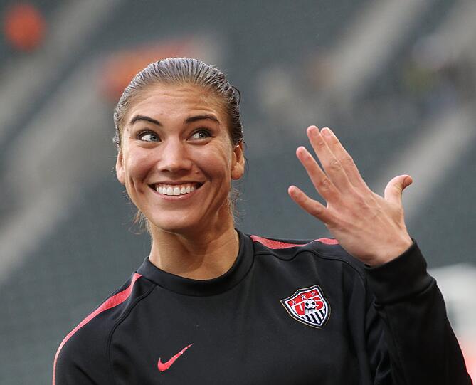 Die schönste Entdeckung der Frauen-WM: Hope Solo. Das Leben der USA-Torfrau soll jetzt sogar verfilmt werden. Ihre schönsten Bilder gibt's hier bei uns.