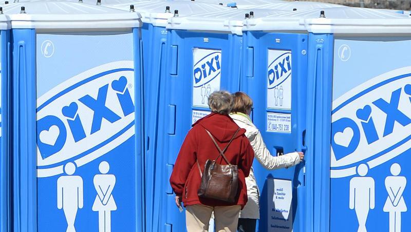Zwei Frauen stehen vor Dixi-Klos in Hamburg. Foto: Marcus Brandt/dpa/Archivbild Zwei Frauen stehen vor Dixi-Klos in Hamburg. Foto: Marcus Brandt/dpa/Archivbild
