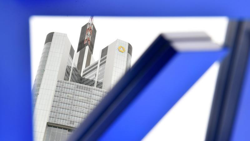 In einem Spiegel mit dem Logo der Deutschen Bank ist in Frankfurt die Zentrale der Commerzbank zu sehen. In einem Spiegel mit dem Logo der Deutschen Bank ist in Frankfurt die Zentrale der Commerzbank zu sehen.