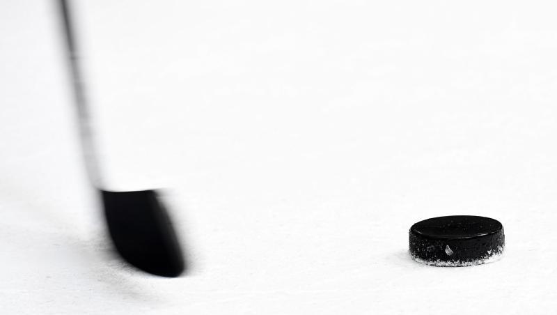 Ein Puck und ein Eishockeyschläger. Foto: Tobias Hase/Archivbild Ein Puck und ein Eishockeyschläger. Foto: Tobias Hase/Archivbild