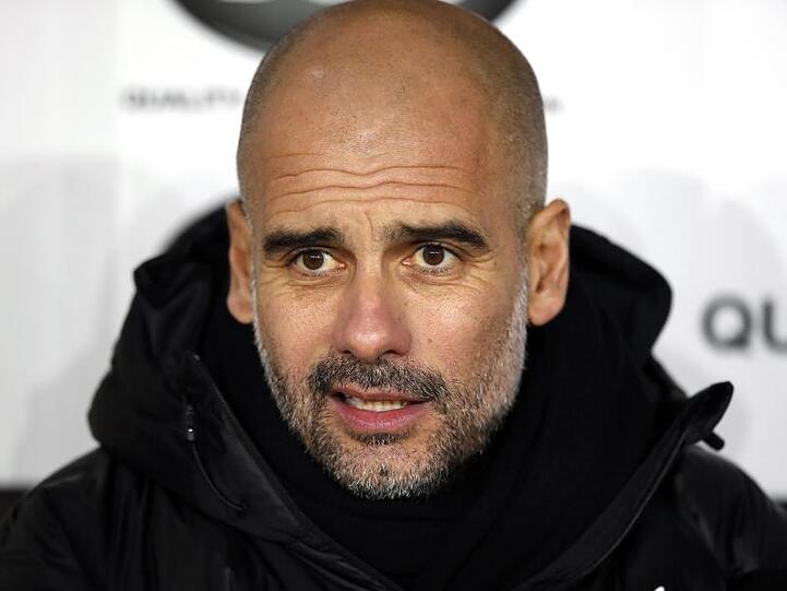 Pep Guardiola, Trainer von Manchester City, sitzt auf der Trainerbank vor dem Spiel. Foto: Martin Rickett/PA Wire/dpa