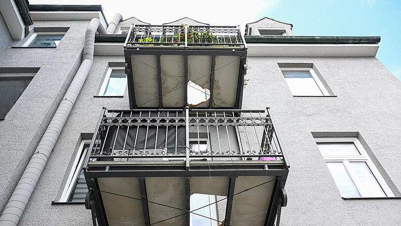 Am oberen Balkon ist die Rentnerin eingestürzt.