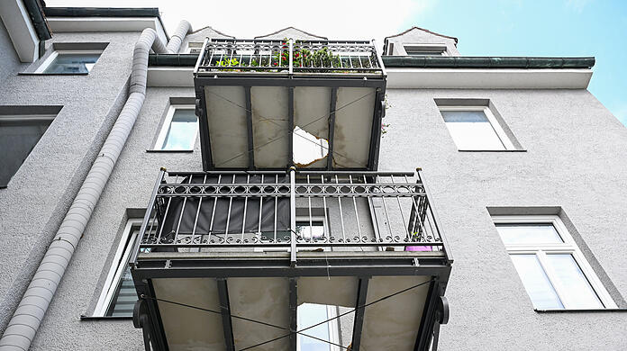 Am oberen Balkon ist die Rentnerin eingestürzt.