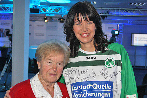 Stammt aus Franken, zeigte Flagge für Fürth &ndash; und freute sich über den Besuch der Oma: Sylvia Calmund mit Margarete Schmitt.