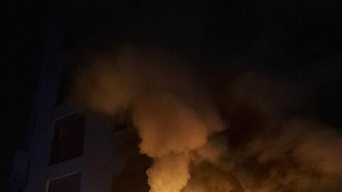 Anwohner meldeten der Leitstelle Flammen auf einem Balkon im ersten Obergeschoss eines Wohnhauses.