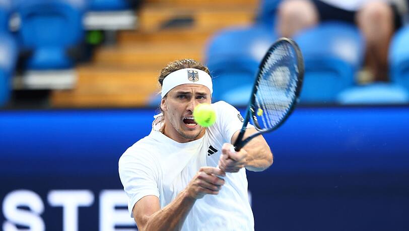 Alexander Zverev verliert gegen den Chinesen Zhang Zhizhen den ersten Satz, steigert sich dann aber.