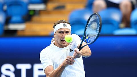 Alexander Zverev verliert gegen den Chinesen Zhang Zhizhen den ersten Satz, steigert sich dann aber.