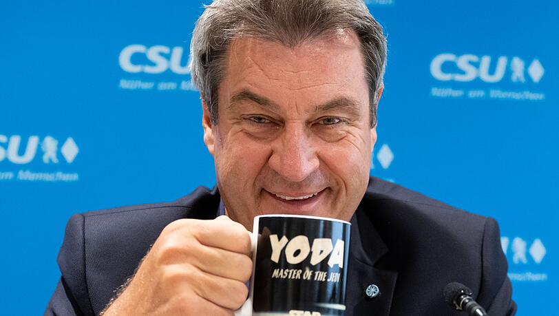 Markus Söder - hier mit "Yoda"-Tasse auf einem Bild aus dem Jahr 2022 - hat zum Star-Wars-Tag gegrüßt. (Archivbild)