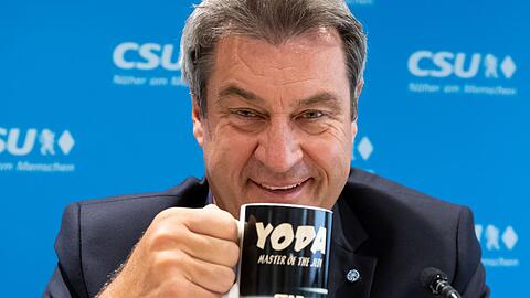 Markus Söder - hier mit "Yoda"-Tasse auf einem Bild aus dem Jahr 2022 - hat zum Star-Wars-Tag gegrüßt. (Archivbild)