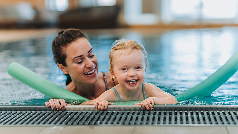 Erste Schwimmerfahrungen machen in sicherer Umgebung.