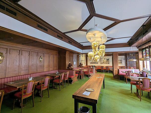 Grüner Teppich, urige Stühle: Das Restaurant haben die Neuen bewusst im bisherigen Stil belassen. Grüner Teppich, urige Stühle: Das Restaurant haben die Neuen bewusst im bisherigen Stil belassen.