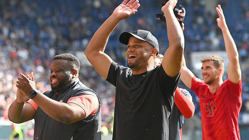 Szene vom letzten Spieltag der Vorsaison: Assistent Rodyse Munienge (l.9 jubelt mit seinem Chef Vincent Kompany.