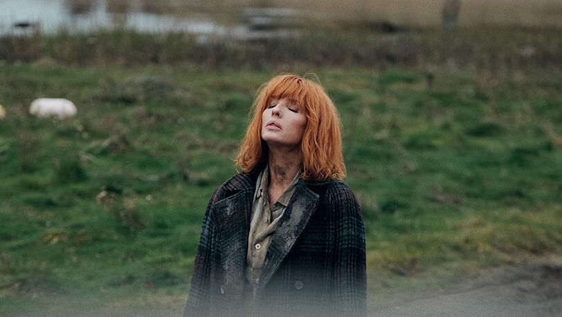 Jackie (Kelly Reilly) wohnt ihr ganzes Leben lang schon in Morfa Halen, sie kennt die Menschen hier und vermischt einmal mehr Ermittlungen mit persönlichen Beziehungen. Jackie (Kelly Reilly) wohnt ihr ganzes Leben lang schon in Morfa Halen, sie kennt die Menschen hier und vermischt einmal mehr Ermittlungen mit persönlichen Beziehungen.