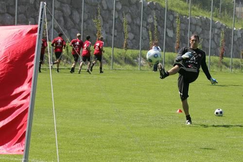 Kein Witz: Club-Keeper Raphael Schäfer übte fleißig Freistöße &ndash; und Spezialtrainer Roland Bazlen bescheinigte ihm eine gute Technik. Der letzte für den FCN direkt verwandelte Freistoß liegt lange zurück. Es war Tomas Galasek (l.) im April 2007.