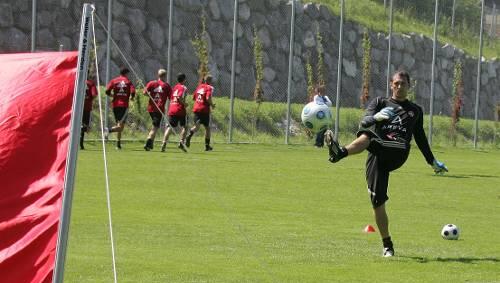 Kein Witz: Club-Keeper Raphael Schäfer übte fleißig Freistöße – und Spezialtrainer Roland Bazlen bescheinigte ihm eine gute Technik. Der letzte für den FCN direkt verwandelte Freistoß liegt lange zurück. Es war Tomas Galasek (l.) im April 2007. Kein Witz: Club-Keeper Raphael Schäfer übte fleißig Freistöße – und Spezialtrainer Roland Bazlen bescheinigte ihm eine gute Technik. Der letzte für den FCN direkt verwandelte Freistoß liegt lange zurück. Es war Tomas Galasek (l.) im April 2007.