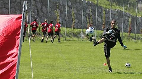 Kein Witz: Club-Keeper Raphael Schäfer übte fleißig Freistöße &ndash; und Spezialtrainer Roland Bazlen bescheinigte ihm eine gute Technik. Der letzte für den FCN direkt verwandelte Freistoß liegt lange zurück. Es war Tomas Galasek (l.) im April 2007.