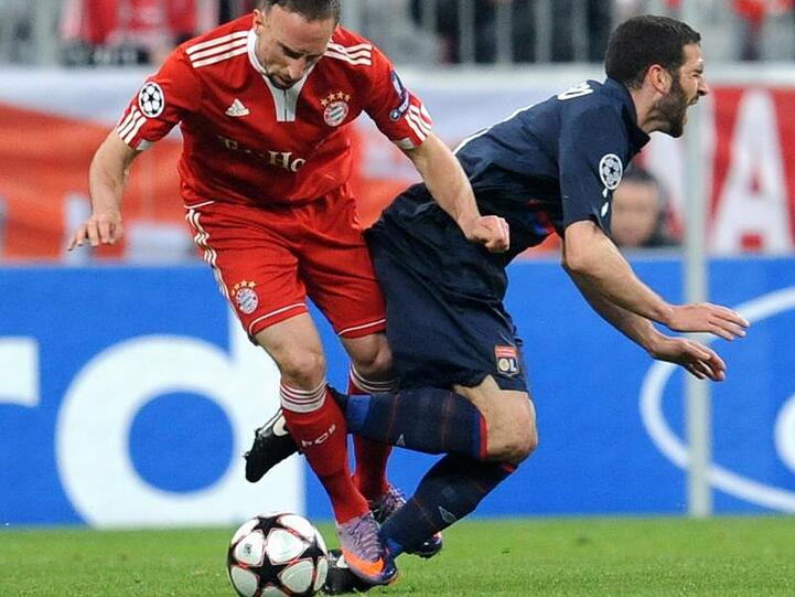 Die Szene über die am Mittwoch in Nyon die Uefa-Richter entscheiden müssen: Franck Ribéry foult im Hlabfinal-Hinspiel Lisandro Lopez und sieht Rot.