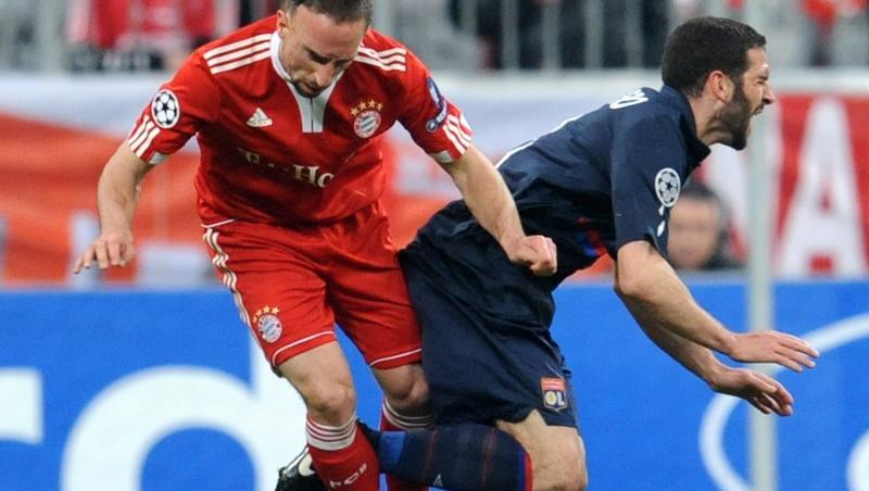 Die Szene über die am Mittwoch in Nyon die Uefa-Richter entscheiden müssen: Franck Ribéry foult im Hlabfinal-Hinspiel Lisandro Lopez und sieht Rot. Die Szene über die am Mittwoch in Nyon die Uefa-Richter entscheiden müssen: Franck Ribéry foult im Hlabfinal-Hinspiel Lisandro Lopez und sieht Rot.