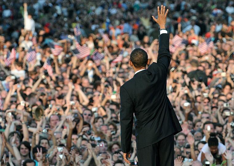 Ganz anders noch 2008: Siegessicher und voller Elan winkt Präsidentschaftskandidat Obama in die Menge. Deutlich zu erkennen: seine schwarze Haarpracht.