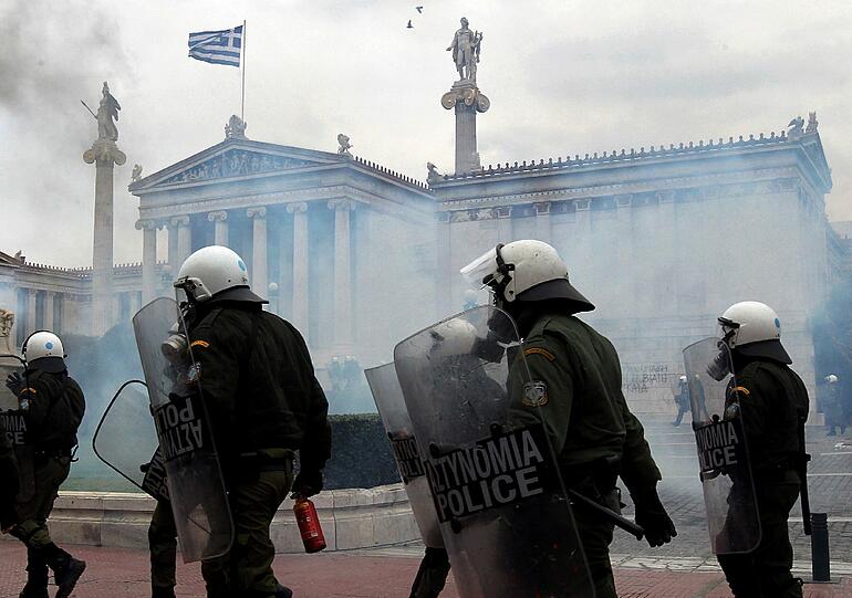 Brennende Geschäfte und Dutzende Verletzte: Stundenlange Krawalle begleiten in Athen die entscheidende Parlamentsdebatte. Immer wieder kam es jüngst zu Ausschreitungen. Die Bilder der vergangenen Tage aus Athen.