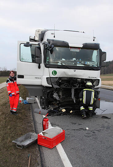 Schrecklicher Unfall auf der B12: Ein Auto fährt frontal auf einen entgegenkommenden Lkw und wird 30 Meter weit zurückgeschleudert. Der eingeklemmte Fahrer stirbt noch vor Ort.