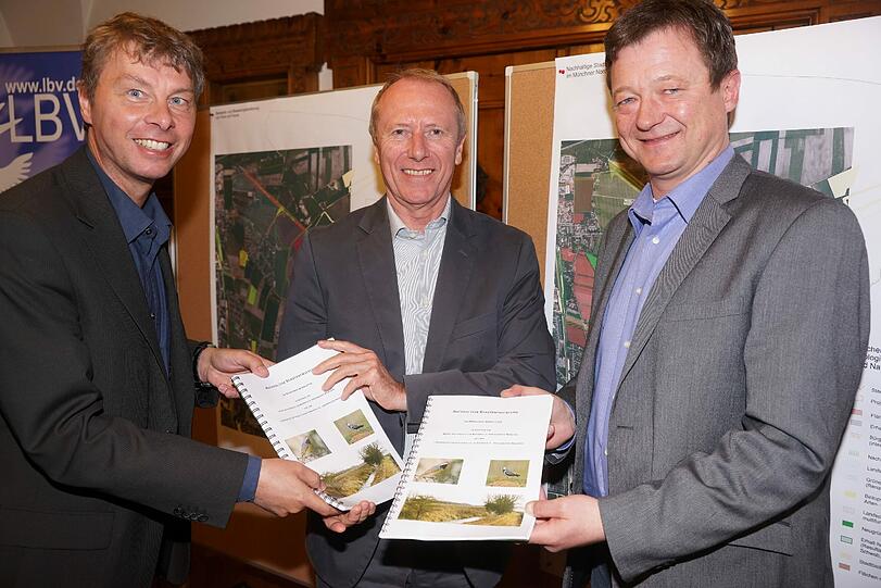 Heinz Sedlmeier (LBV, links) und Christian Hierneis vom BN (rechts) überreichen Bürgermeister Hep Monatzeder die Gutachten.