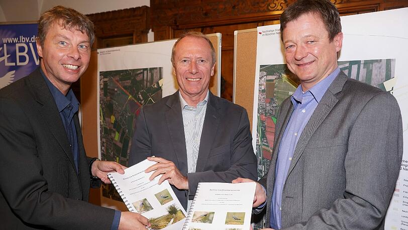 Heinz Sedlmeier (LBV, links) und Christian Hierneis vom BN (rechts) überreichen Bürgermeister Hep Monatzeder die Gutachten. Heinz Sedlmeier (LBV, links) und Christian Hierneis vom BN (rechts) überreichen Bürgermeister Hep Monatzeder die Gutachten.