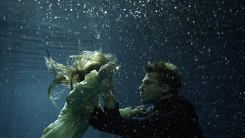 In "Engel unter Wasser" wird der Tod der kleinen Anna untersucht In "Engel unter Wasser" wird der Tod der kleinen Anna untersucht