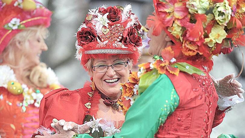 Der Tanz der Marktweiber auf dem Viktualienmarkt: Am Dienstag ab 11 Uhr geht die Gaudi los. Der Tanz der Marktweiber auf dem Viktualienmarkt: Am Dienstag ab 11 Uhr geht die Gaudi los.