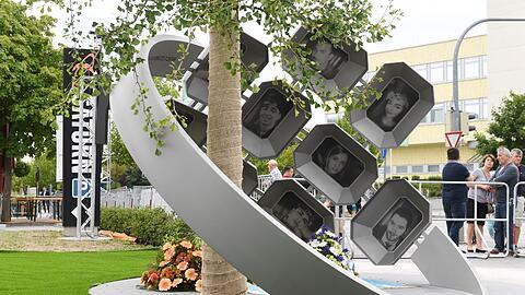 Ein Edelstahlring mit Fotos vor dem Einkaufszentrum erinnert an die neun Getöteten.