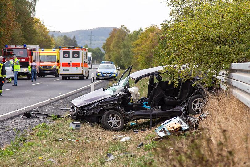 Schlimmer Unfall bei Coburg: Ein Schulbus ist dabei in den Gegenverkehr gerast - fünf Schulkinder wurden dabei schwer verletzt.
