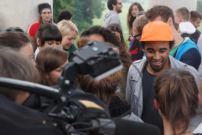 Im Fan-Getümmel: Patrice bei seinem Konzert am Monopteros.