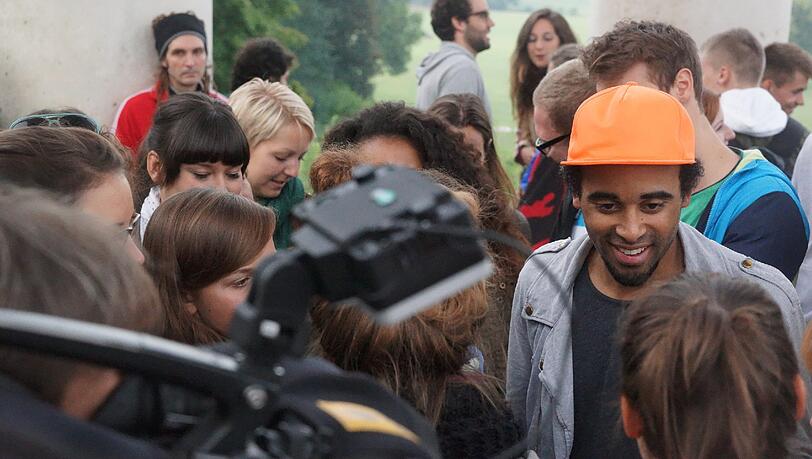 Im Fan-Getümmel: Patrice bei seinem Konzert am Monopteros. Im Fan-Getümmel: Patrice bei seinem Konzert am Monopteros.