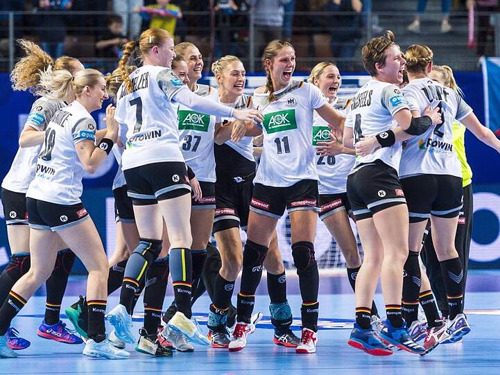 Die deutschen Spielerinnen feiern nach dem Abpfiff den Sieg über Tschechien.