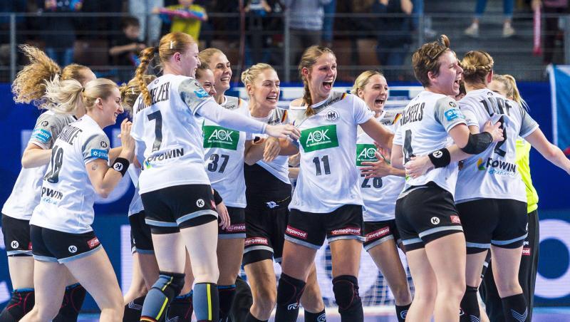 Die deutschen Spielerinnen feiern nach dem Abpfiff den Sieg über Tschechien. Die deutschen Spielerinnen feiern nach dem Abpfiff den Sieg über Tschechien.