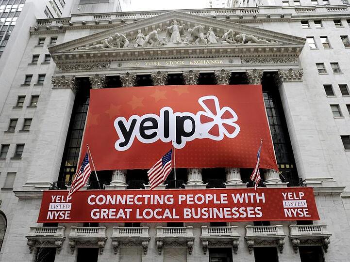 Ein Banner mit dem Logo des Bewertungsportals Yelp hängt am Gebäude des New York Stock Exchange in New York.