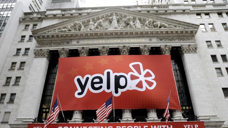 Ein Banner mit dem Logo des Bewertungsportals Yelp hängt am Gebäude des New York Stock Exchange in New York. Ein Banner mit dem Logo des Bewertungsportals Yelp hängt am Gebäude des New York Stock Exchange in New York.
