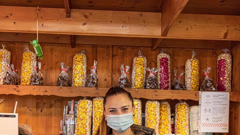 Sarina Zinnecker (22), Verkäuferin am Süßigkeitenstand Sarina Zinnecker (22), Verkäuferin am Süßigkeitenstand